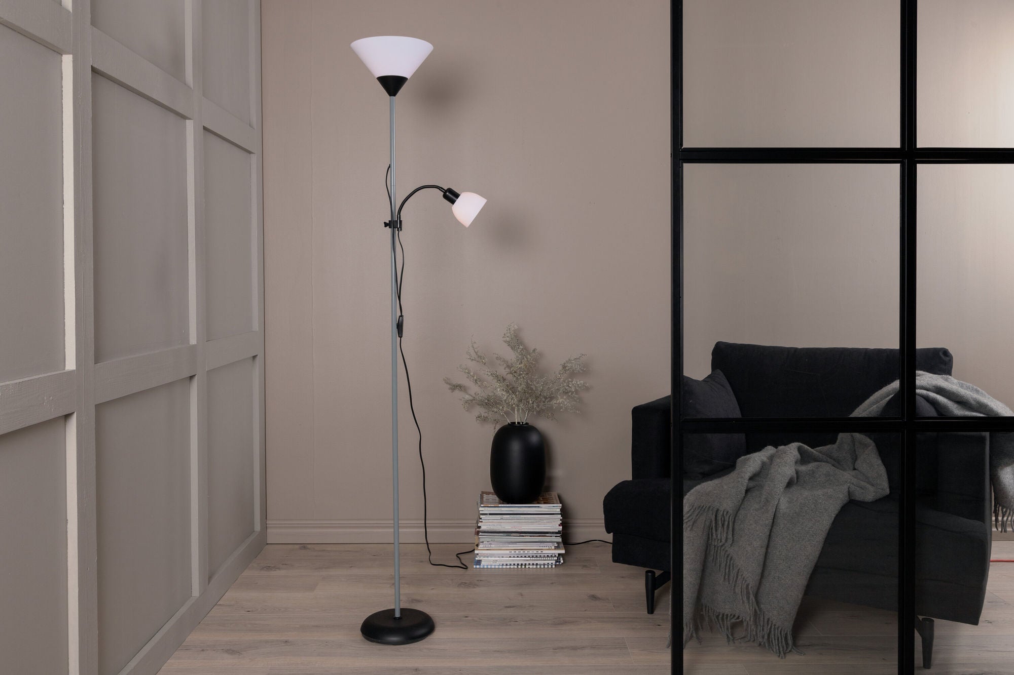 Venture Home - Bagasi Golvlampa i Grå/Vit Design