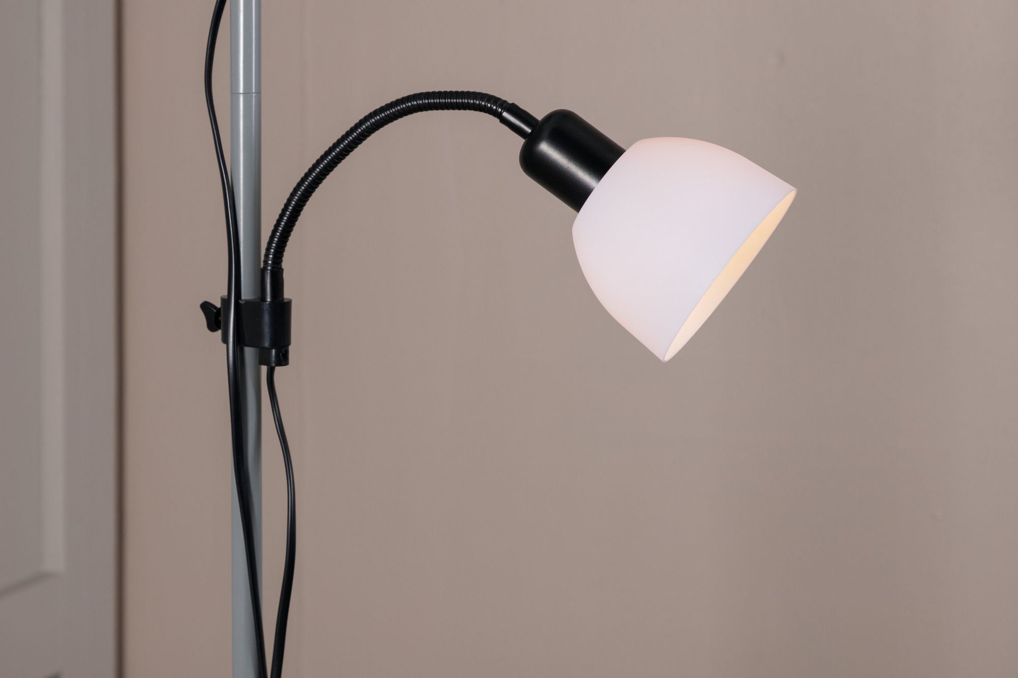 Venture Home - Bagasi Golvlampa i Grå/Vit Design