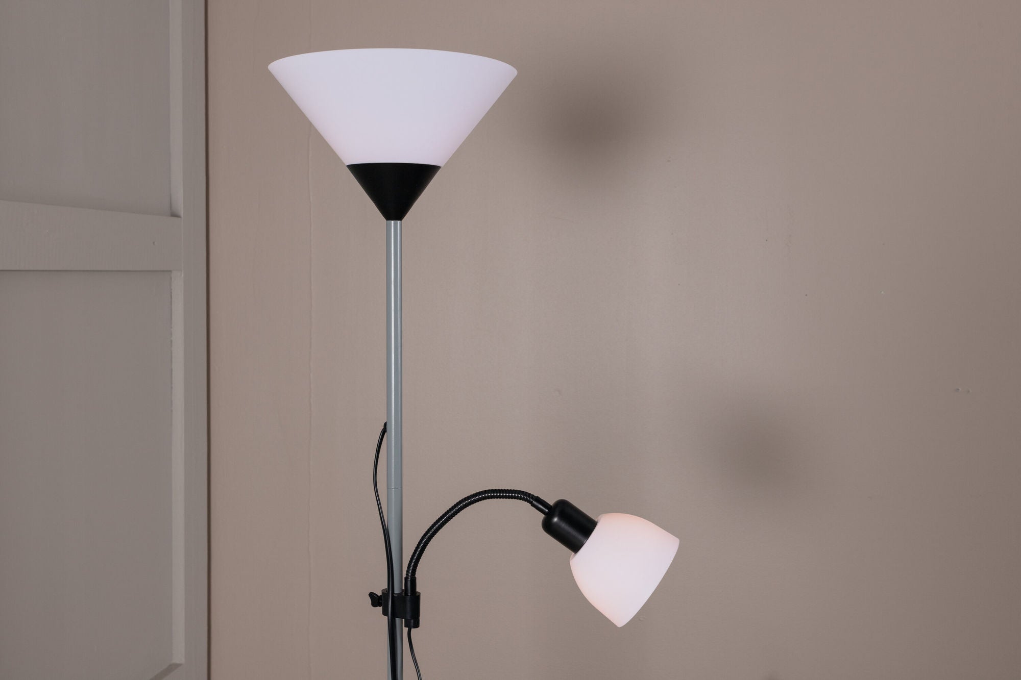 Venture Home - Bagasi Golvlampa i Grå/Vit Design