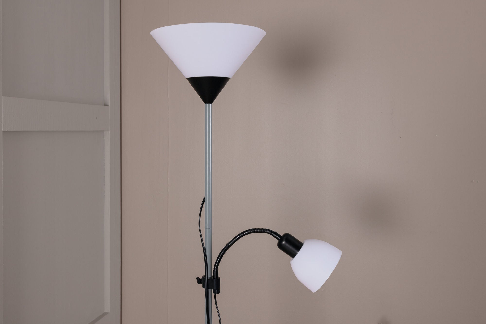 Venture Home - Bagasi Golvlampa i Grå/Vit Design