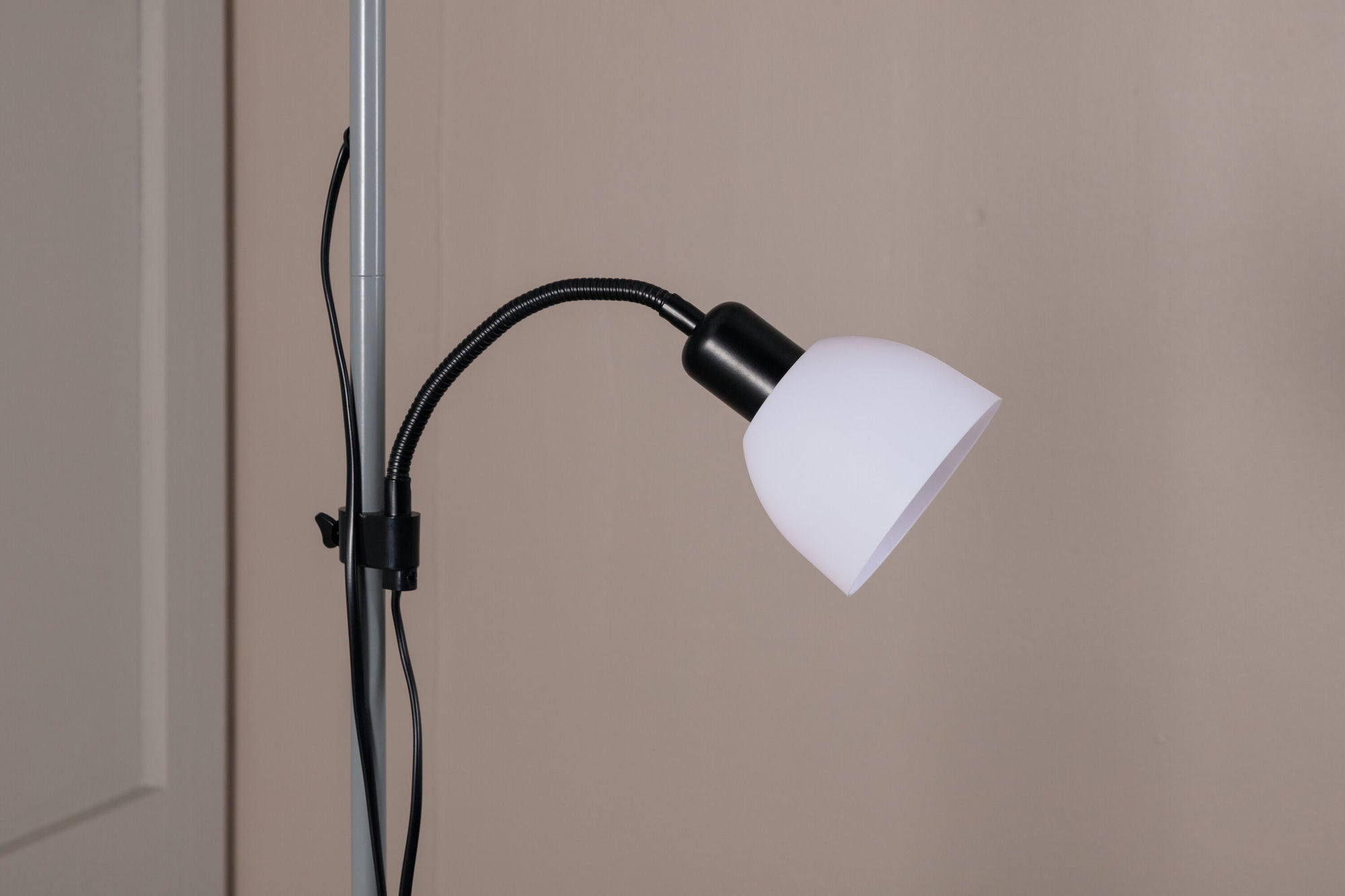 Venture Home - Bagasi Golvlampa i Grå/Vit Design