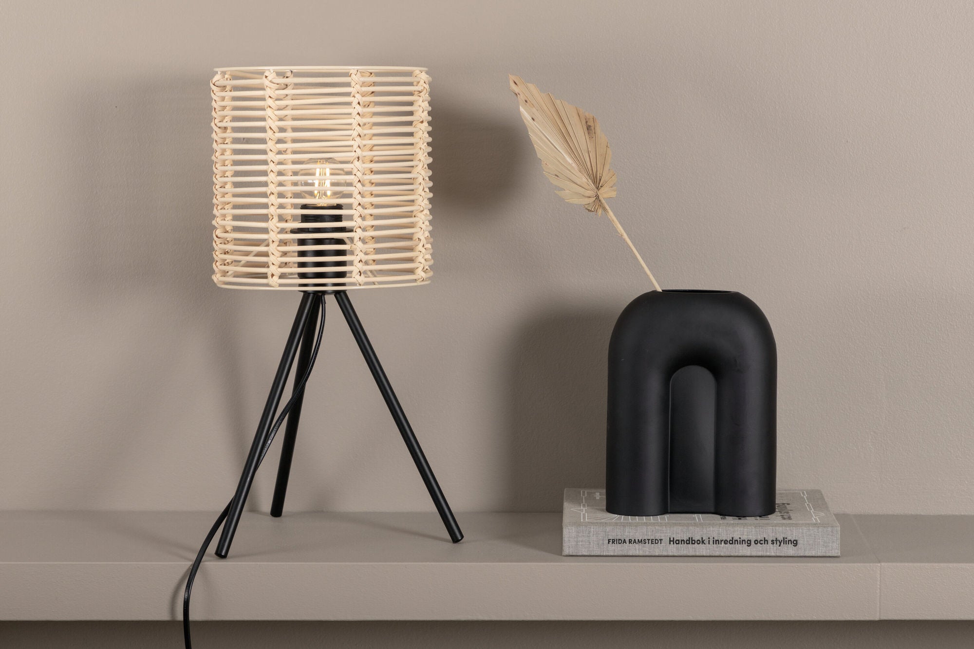 Venture Home - Fence - Bordslampa - Svart/Naturlig Rattan