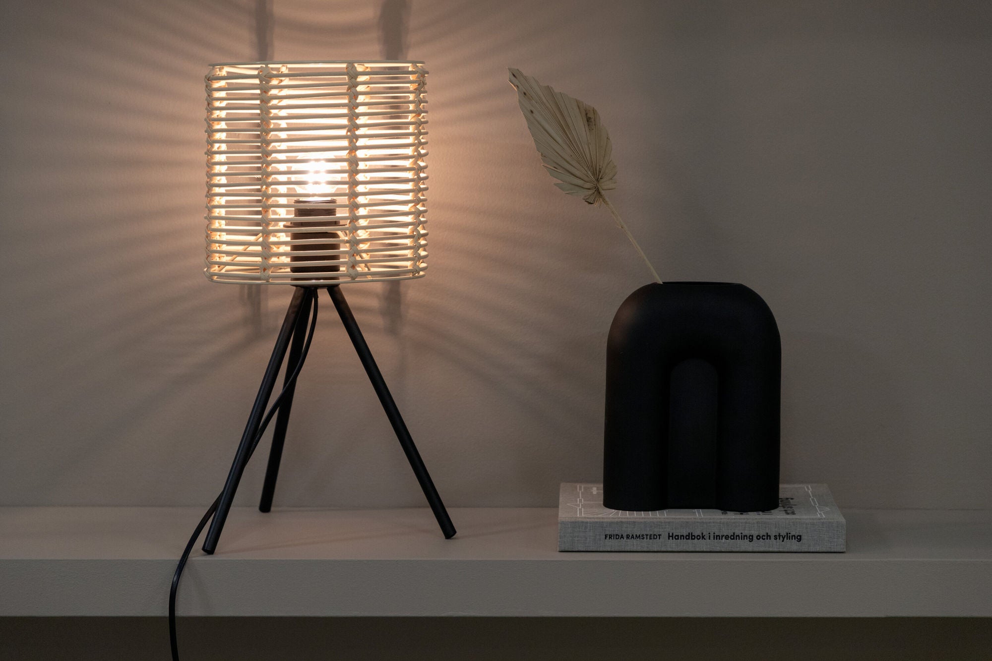 Venture Home - Fence - Bordslampa - Svart/Naturlig Rattan