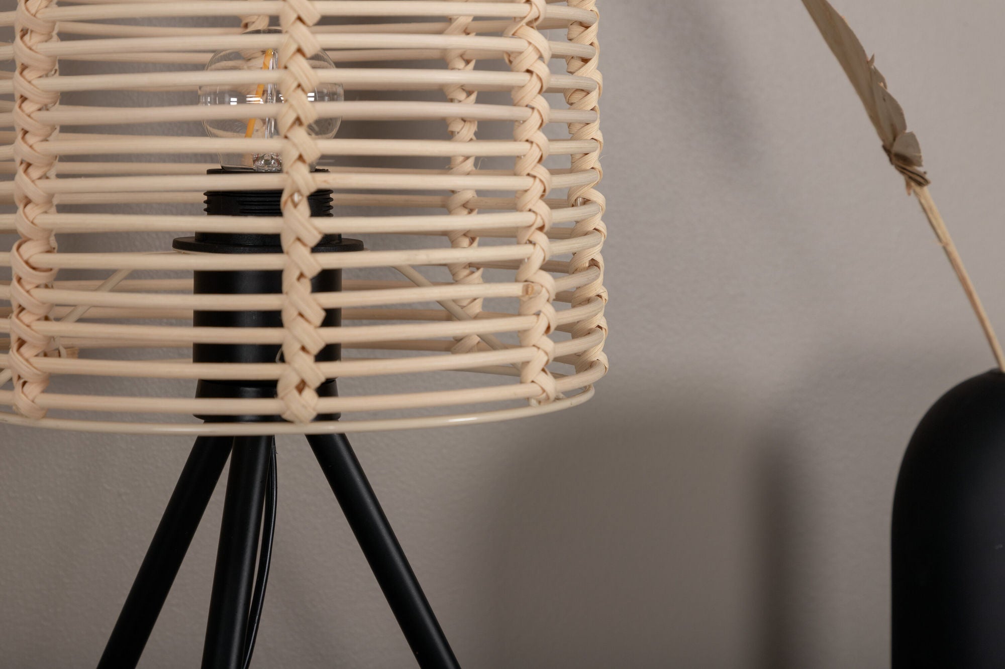 Venture Home - Fence - Bordslampa - Svart/Naturlig Rattan