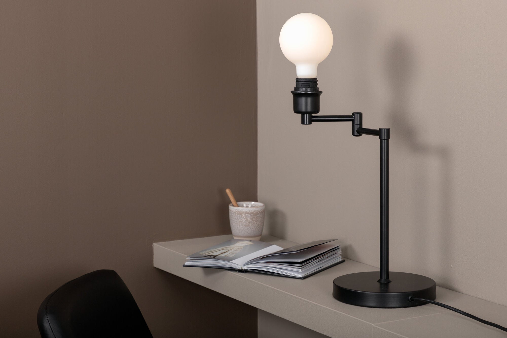 Venture Home Virro -Bordslampa - Svart och Modern