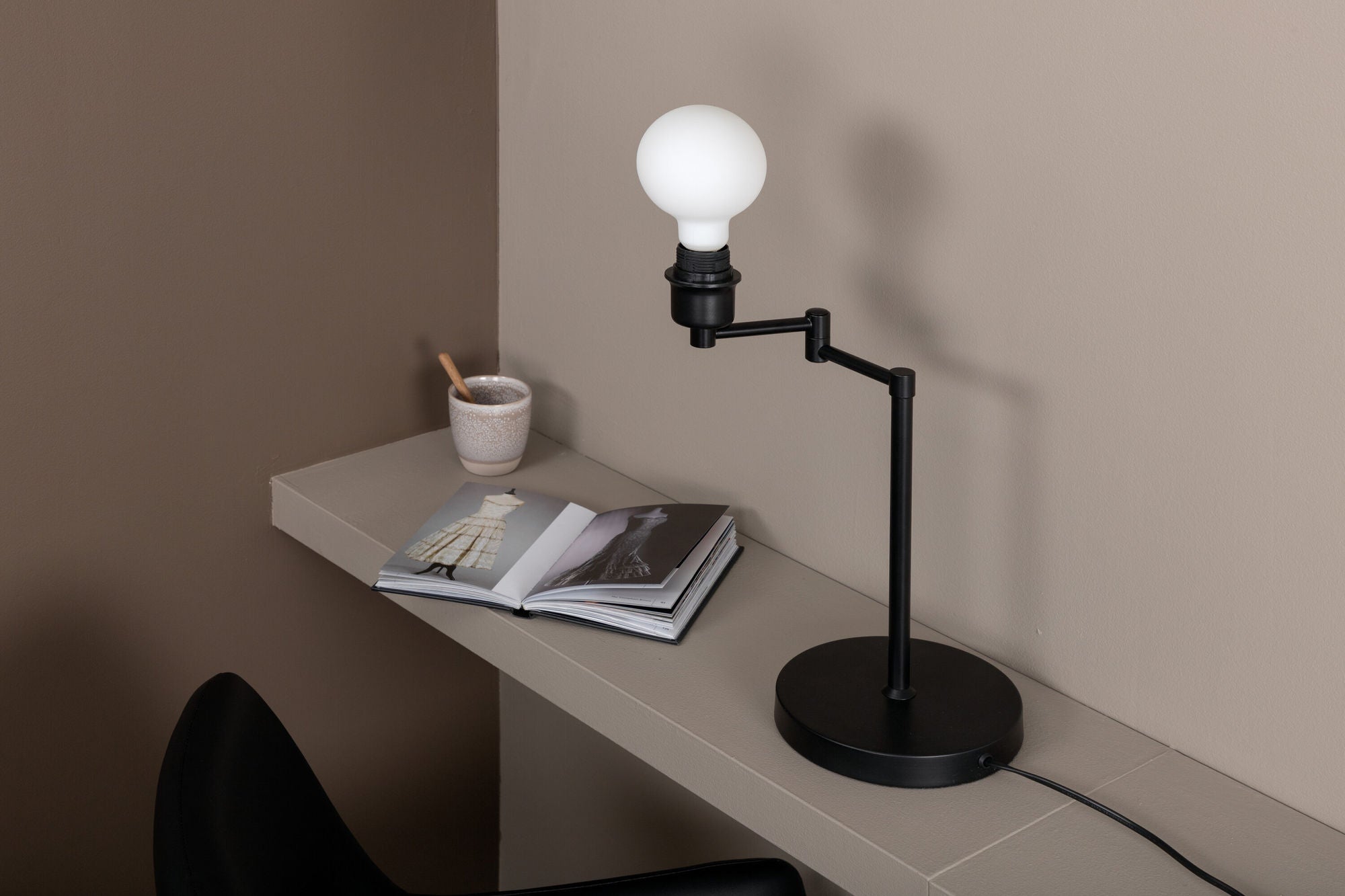 Venture Home Virro -Bordslampa - Svart och Modern