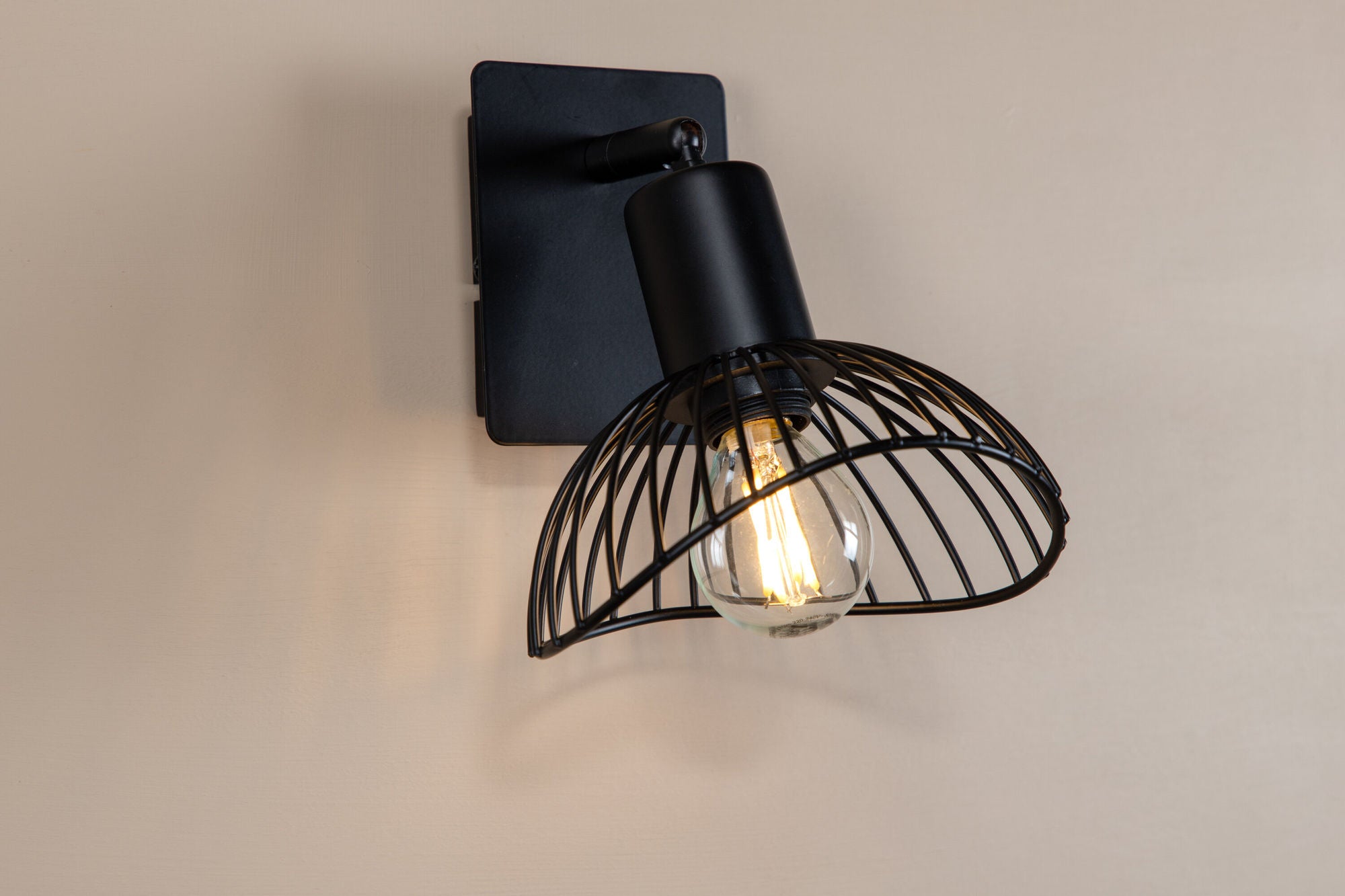 Venture Home - Elsa Vägglampa L135 x B115 x H185 Svart