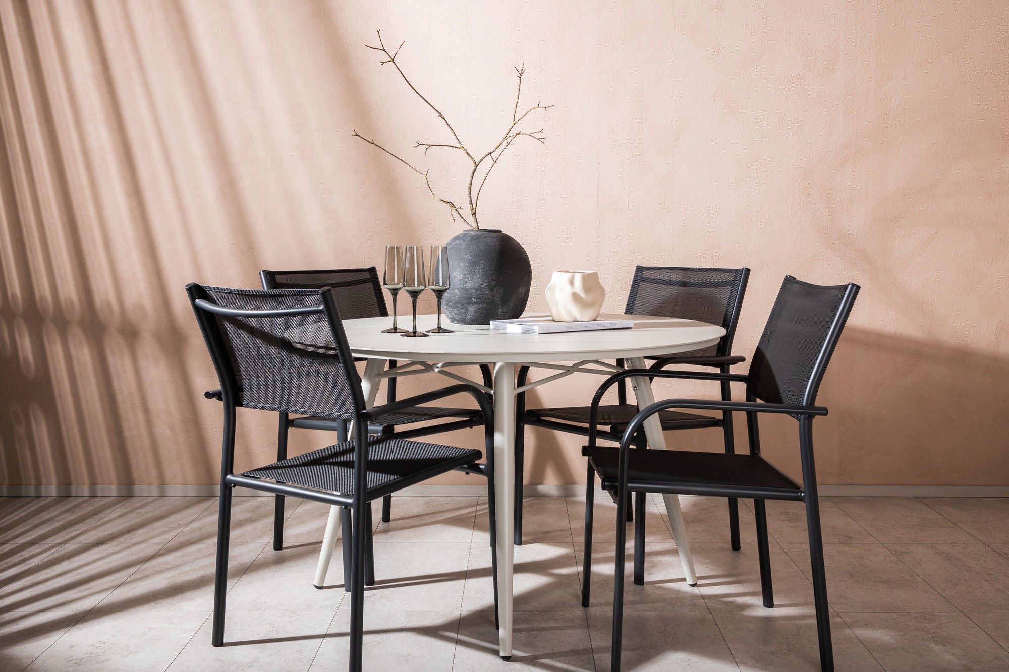 Venture Home - Lina Matbord - Beige - Rund 120 cm _1+ Santorini Armstol (Staplad) - Svart alu / Svart Textilene _4