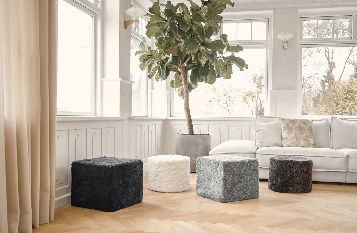 NATURES COLLECTION Sittpuff Kort Lugg Lockigt Fårskinn Puff