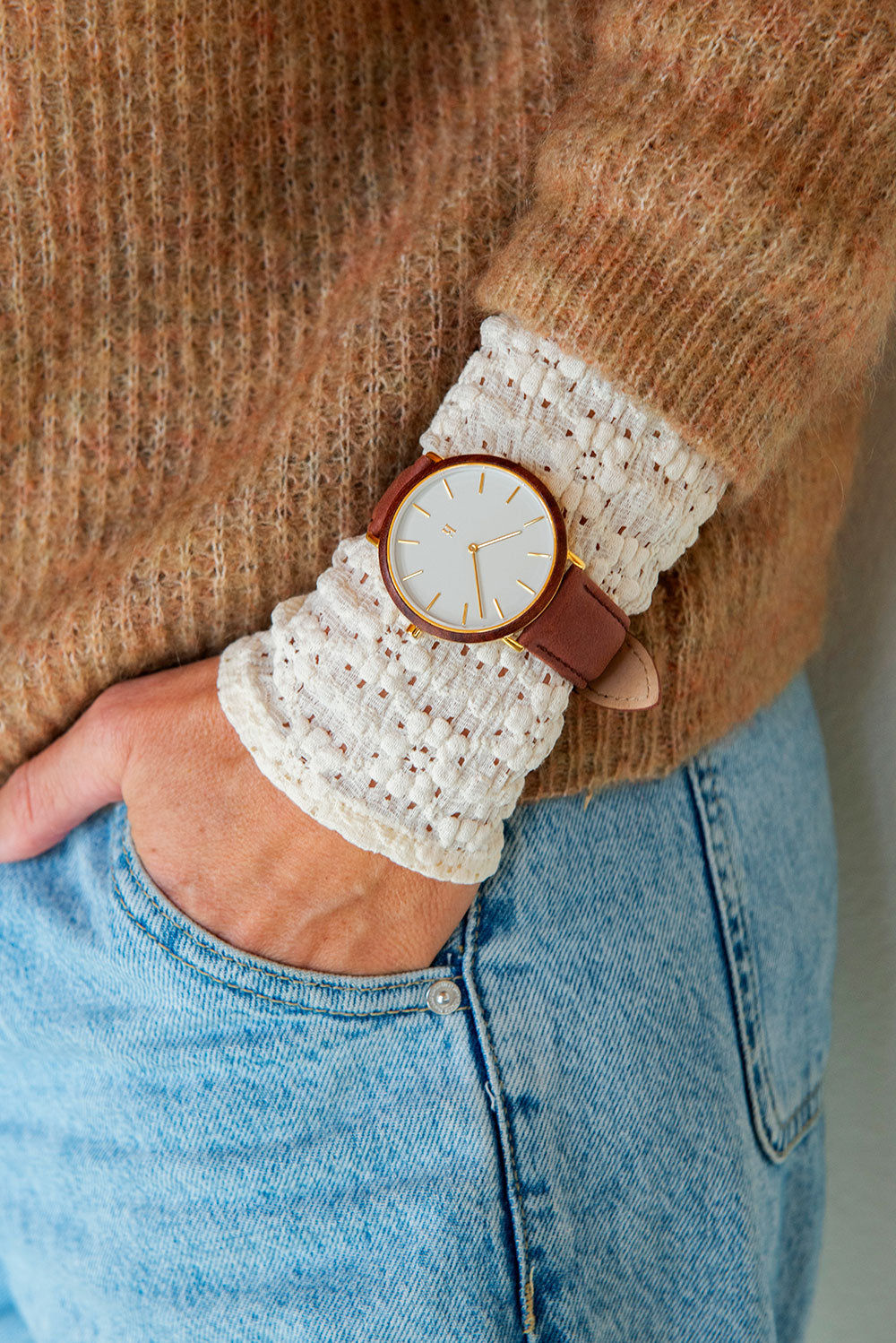 Hemverk - Elegant unisex armbandsur i varm grå med valnöt och guld detaljer