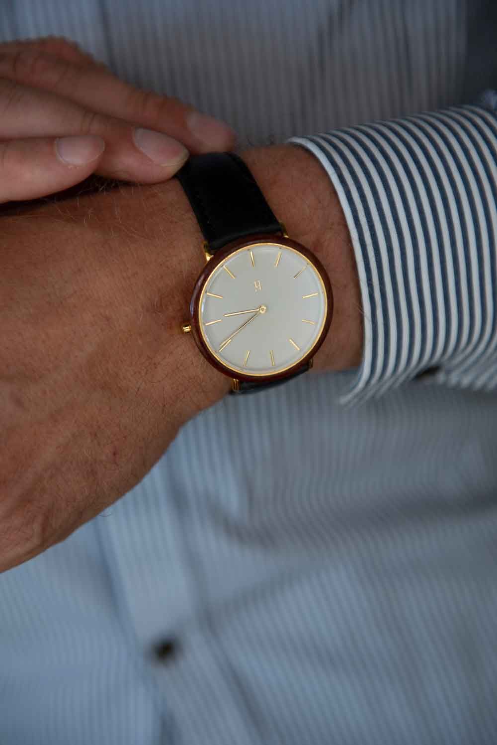 Hemverk - Elegant unisex armbandsur i varm grå med valnöt och guld detaljer