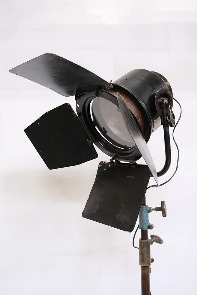 Trademark Living - Stor Studio Golvlampa med Retrofilm-Aura